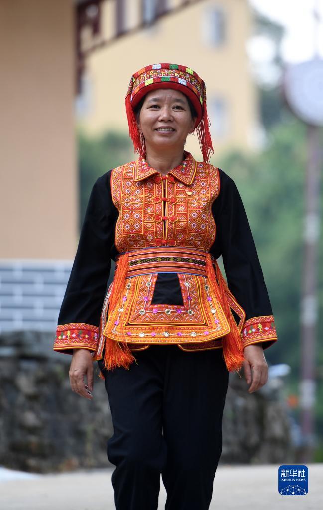　在廣西蒼梧縣六堡鎮(zhèn)山坪村，祝雪蘭走在村道上（2022年9月22日攝）。新華社記者 陸波岸 攝